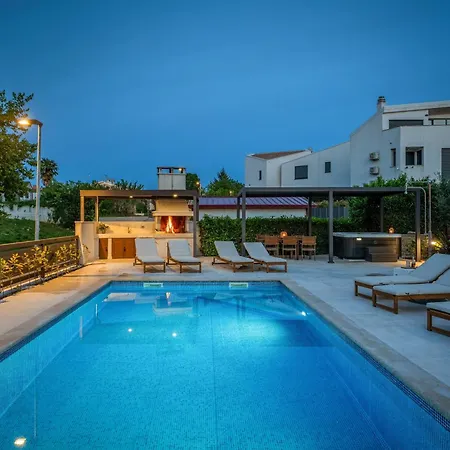 Appartement Schoenes Mala 4 Mit Pool Funtana