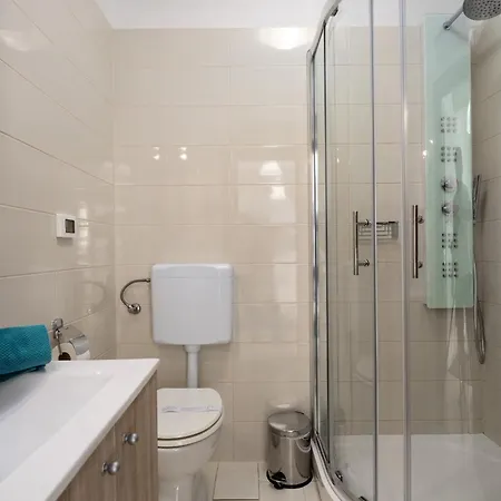 Schoenes Mala 4 Mit Pool Appartement Funtana
