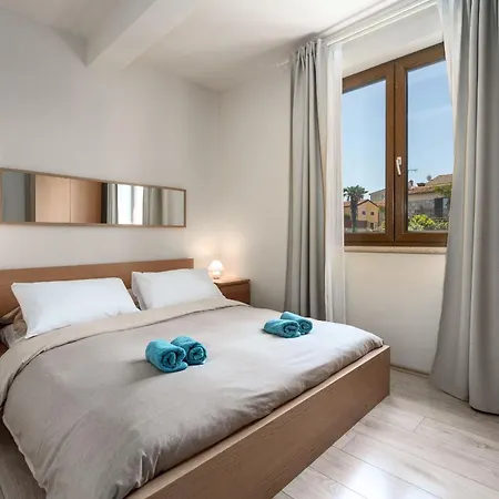 Appartement Schoenes Mala 4 Mit Pool Funtana