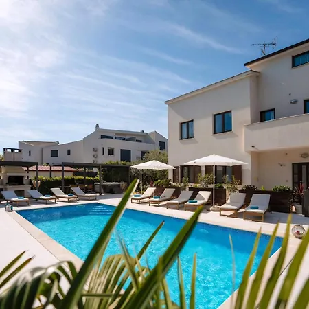 Apartment Schoenes Mala 4 Mit Pool Funtana