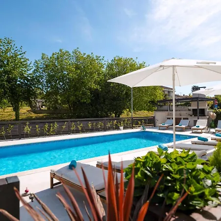 Schoenes Mala 4 Mit Pool * Funtana
