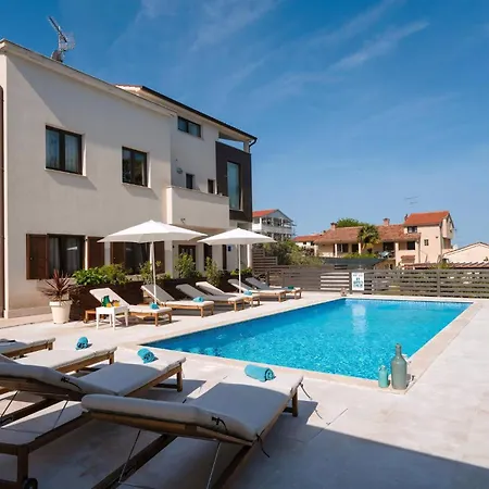 Schoenes Mala 4 Mit Pool Funtana